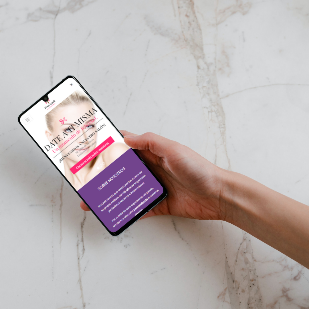 Pantalla de movil donde muestra el inicio del sitio web de Free Look | Diseños de Paginas Web